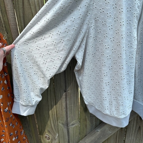 Torrid Light Grey Perforated Zip Up Bomber Jacket in Eyelet Stone Size 5X - Picture 7 of 14